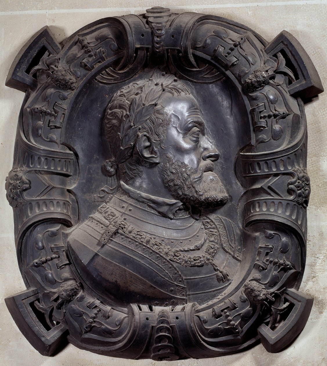 Portret profilowy cesarza Karola V (1500-1558)”” Płaskorzeźba z brązu rzeźbiona Leone Leoni (1509-1590). Paryż, Luwr autorstwa Leone Leoni