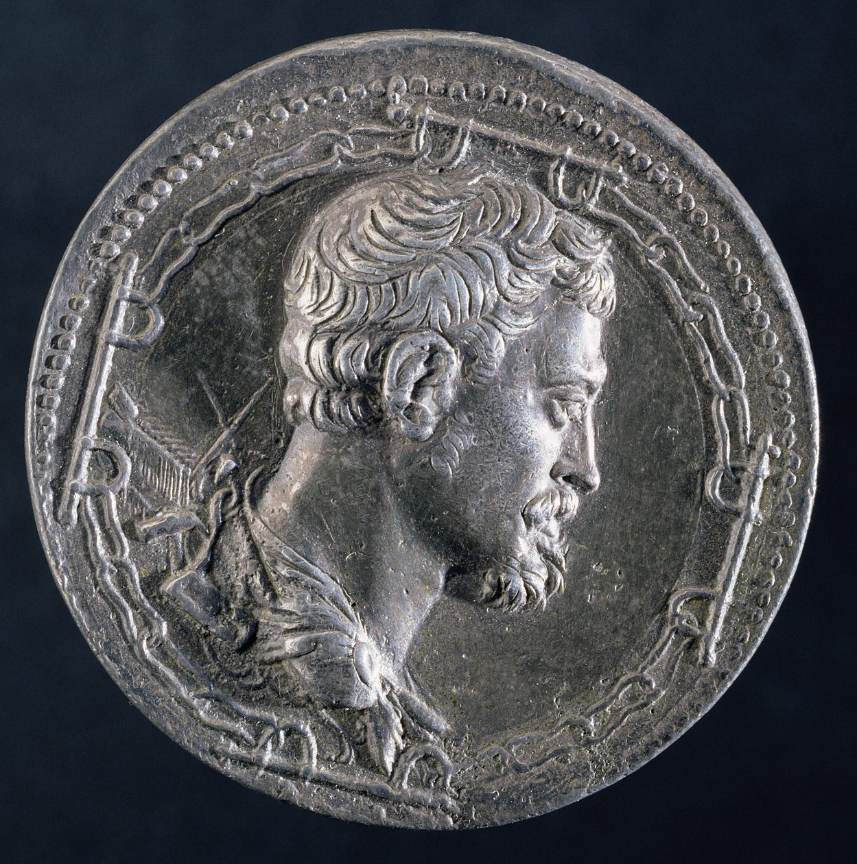 Rewers medalionu Andrei Dorii, przedstawiający artystę otoczonego kajdanami skazańca iz kambuzem w tle, ok. 1541 (srebro) (awers zob. 122337) autorstwa Leone Leoni