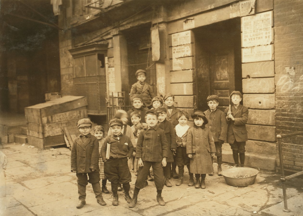Dzieci przed kinem nocą, 1910 autorstwa Lewis Wickes Hine