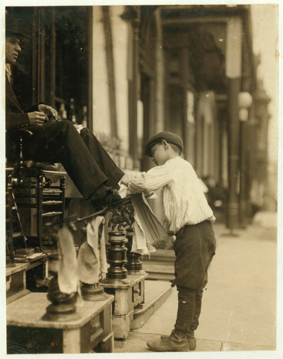Michael Mero, 2 West 4th St. Bootblack, 12 lat, rok pracy z własnej woli. Nie pal. Wyjście po 23:00 21 maja. Zwykle pracuje 6 godzin dziennie. Lokalizacja: Wilmington, Delaware. autorstwa Lewis Wickes Hine