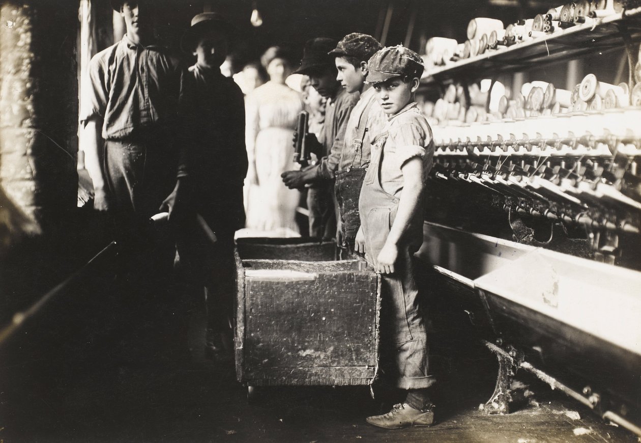 Młodzi Doffers w Elk Cotton Mills, Fayetteville, Tennessee autorstwa Lewis Wickes Hine