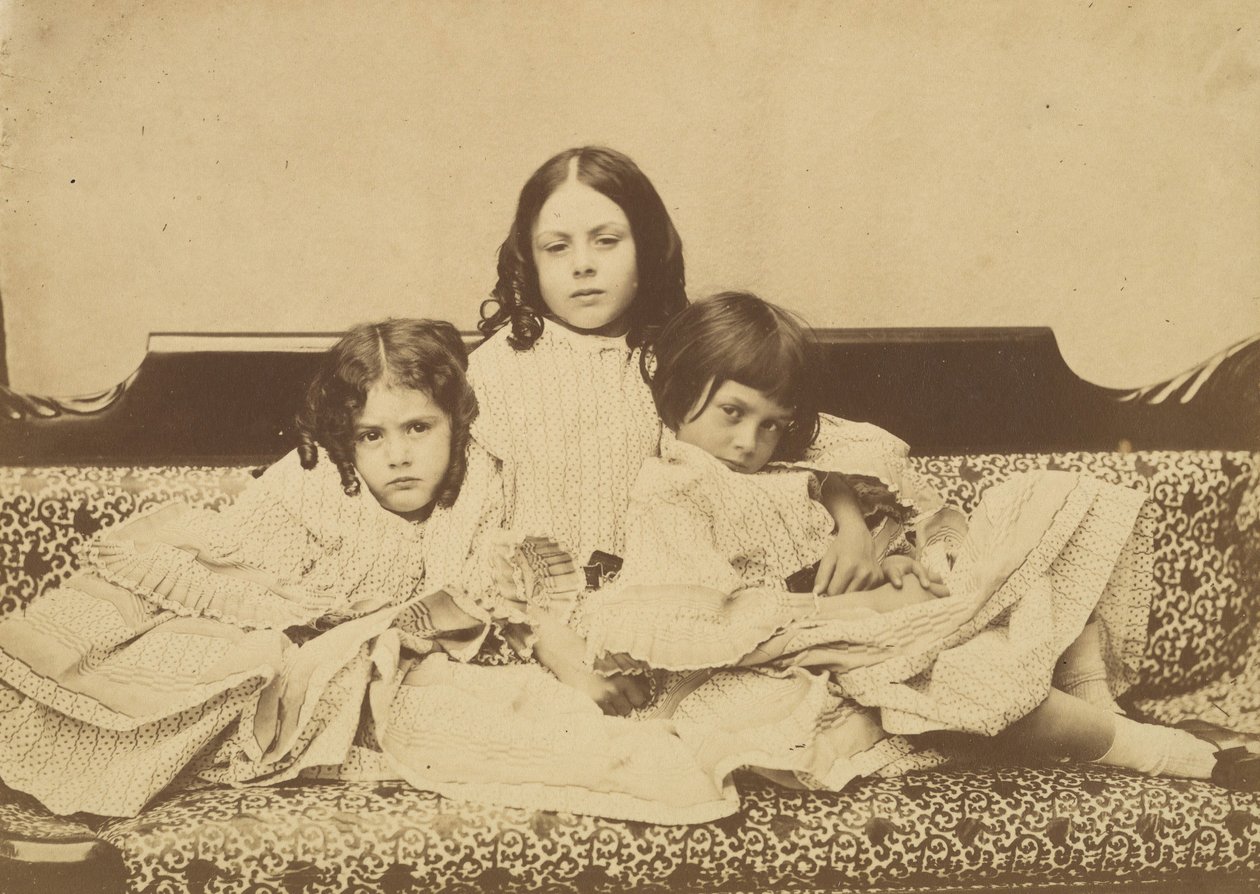 Edith, Ina i Alice Liddell na sofie, lato 1858. autorstwa Lewis Carroll