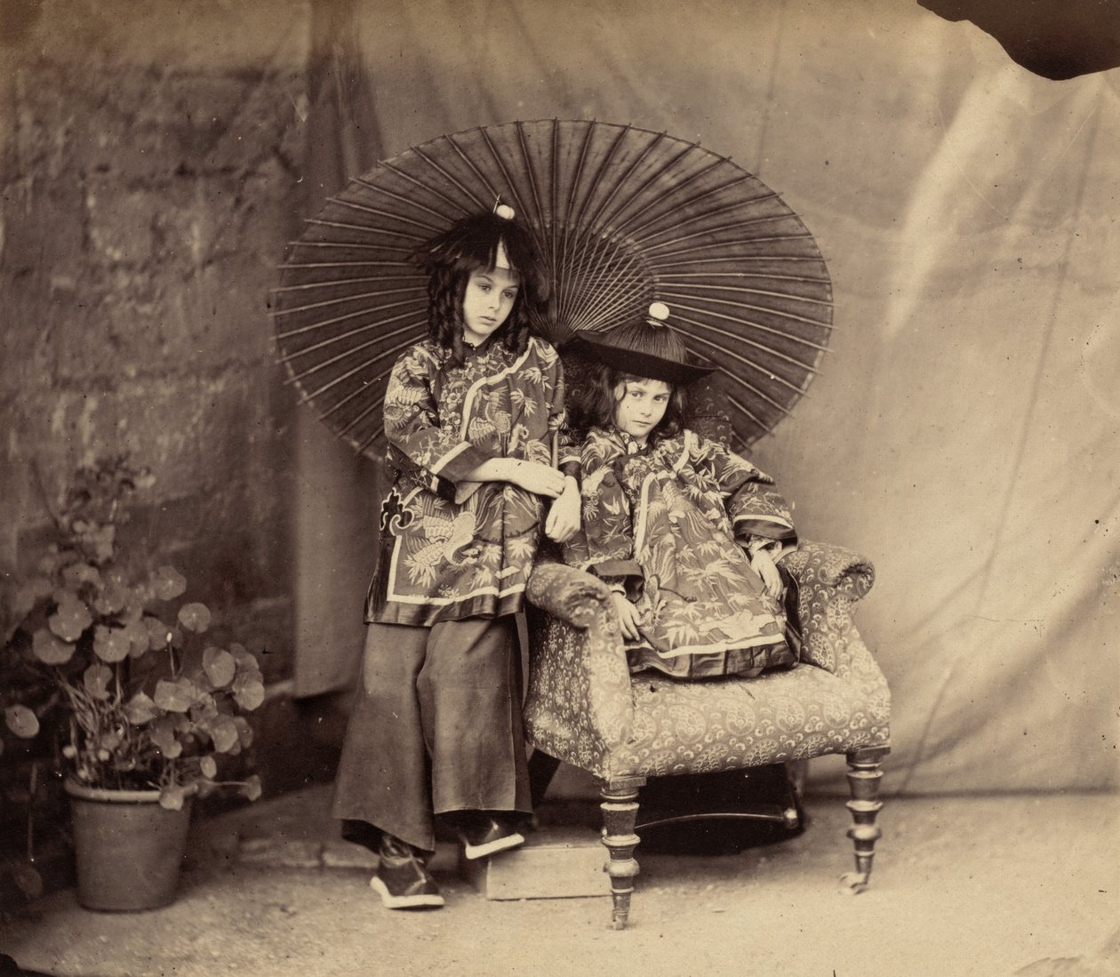 Lorina i Alice Liddell w chińskich strojach, 1860. autorstwa Lewis Carroll