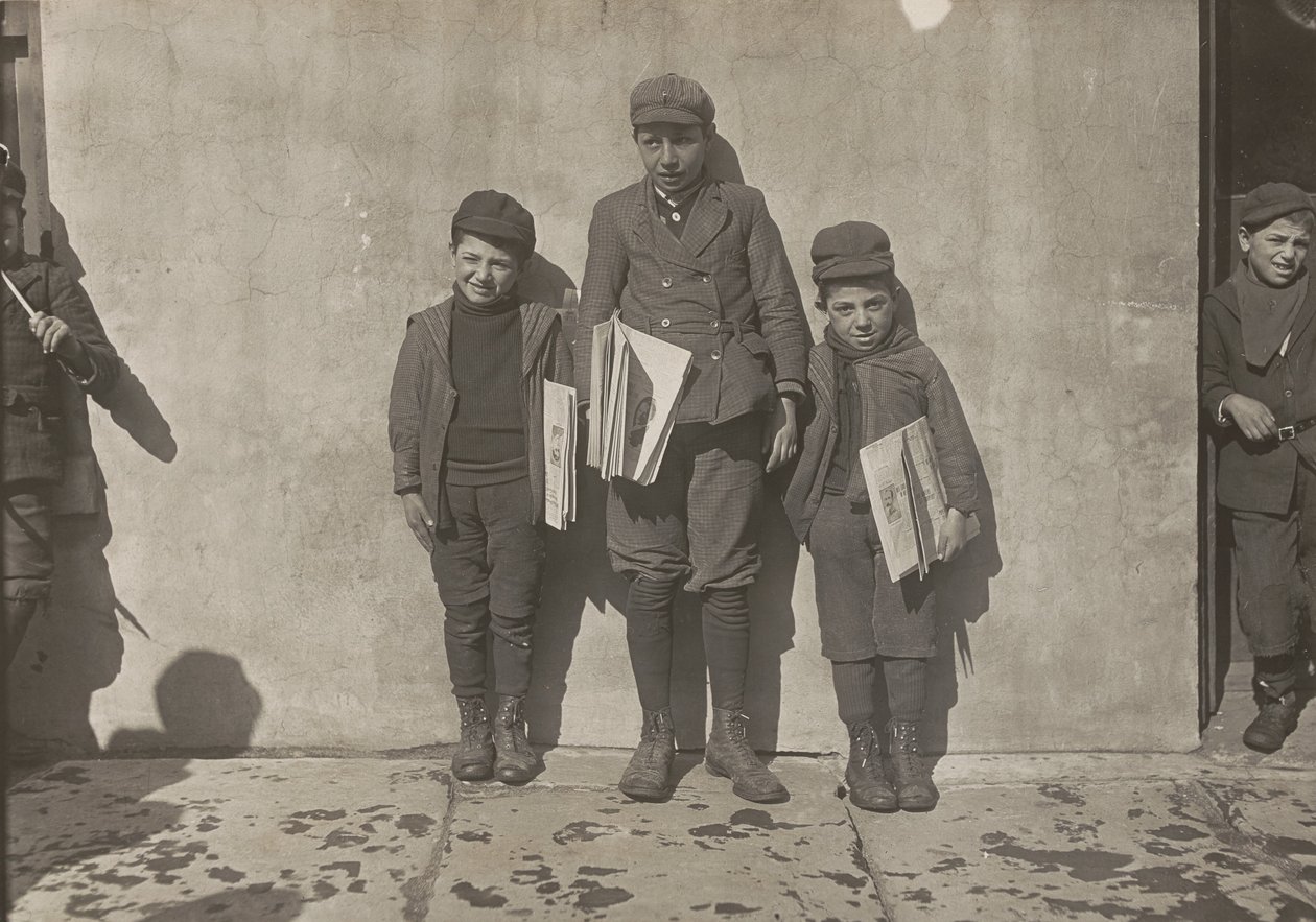 John Pento, 14 lat, Daniel i Angelo Pento, 7 lat, sprzedający gazety, Hartford, Connecticut autorstwa Lewis Hine