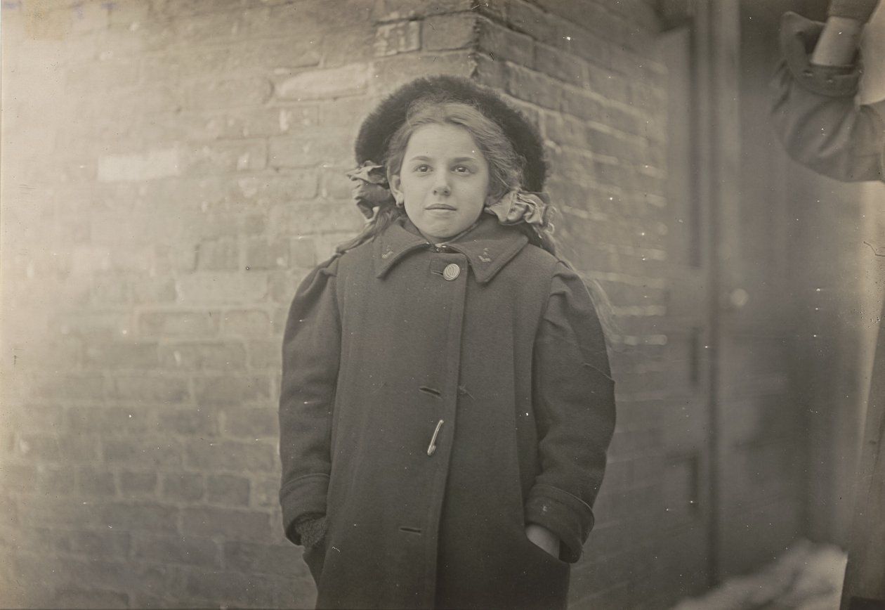 Mery Horn, stan garbusa pogarszany przez ciężar papierów, które nosiła. Hartford, Connecticut, marzec 1909 autorstwa Lewis Hine