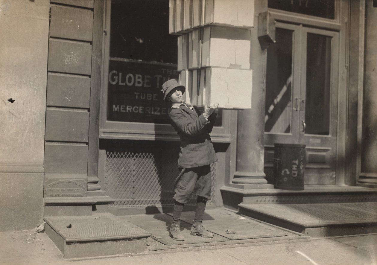 Chłopiec od wagonu lub „ogonek” pomagający załadować wagon autorstwa Lewis Hine