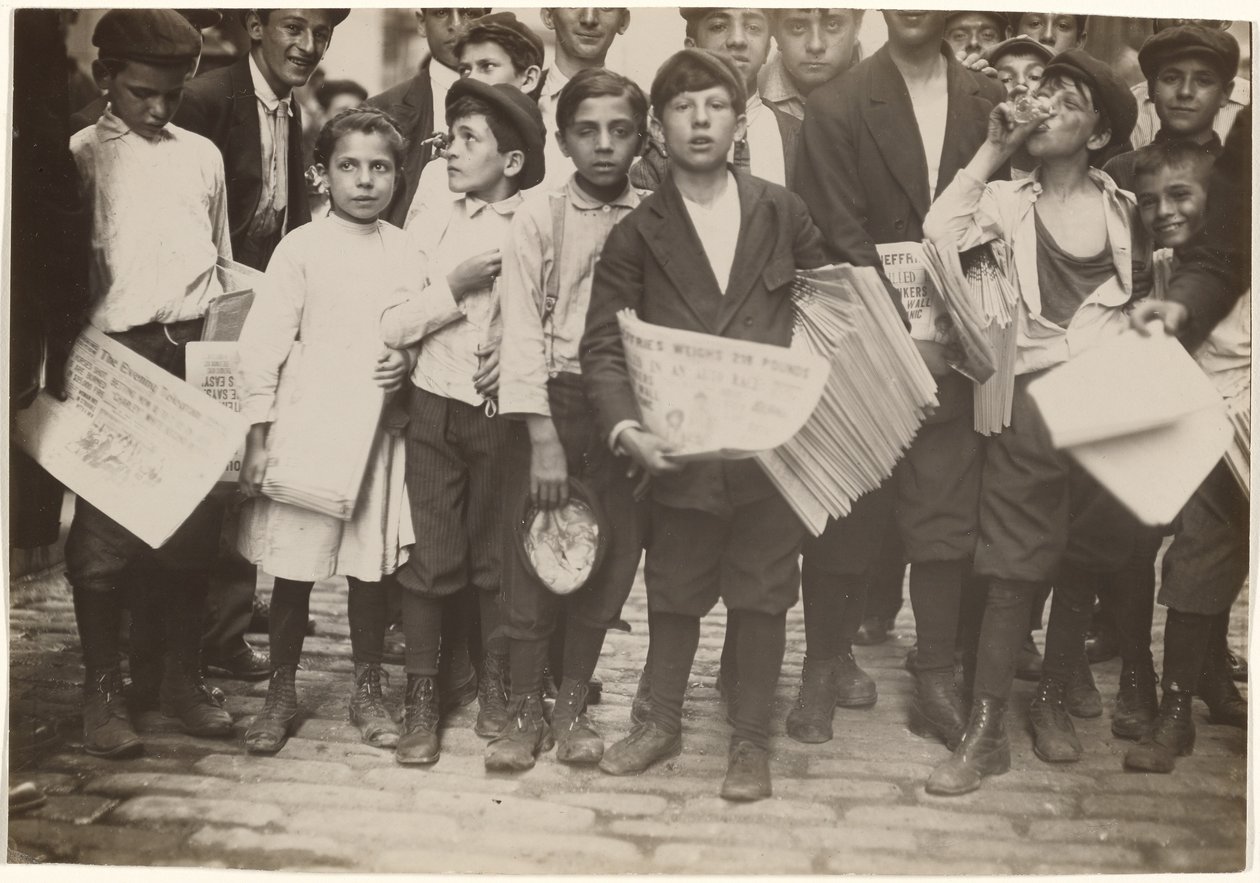 [Tłum Newsies, w tym jedna dziewczyna]. autorstwa Lewis W. Hine