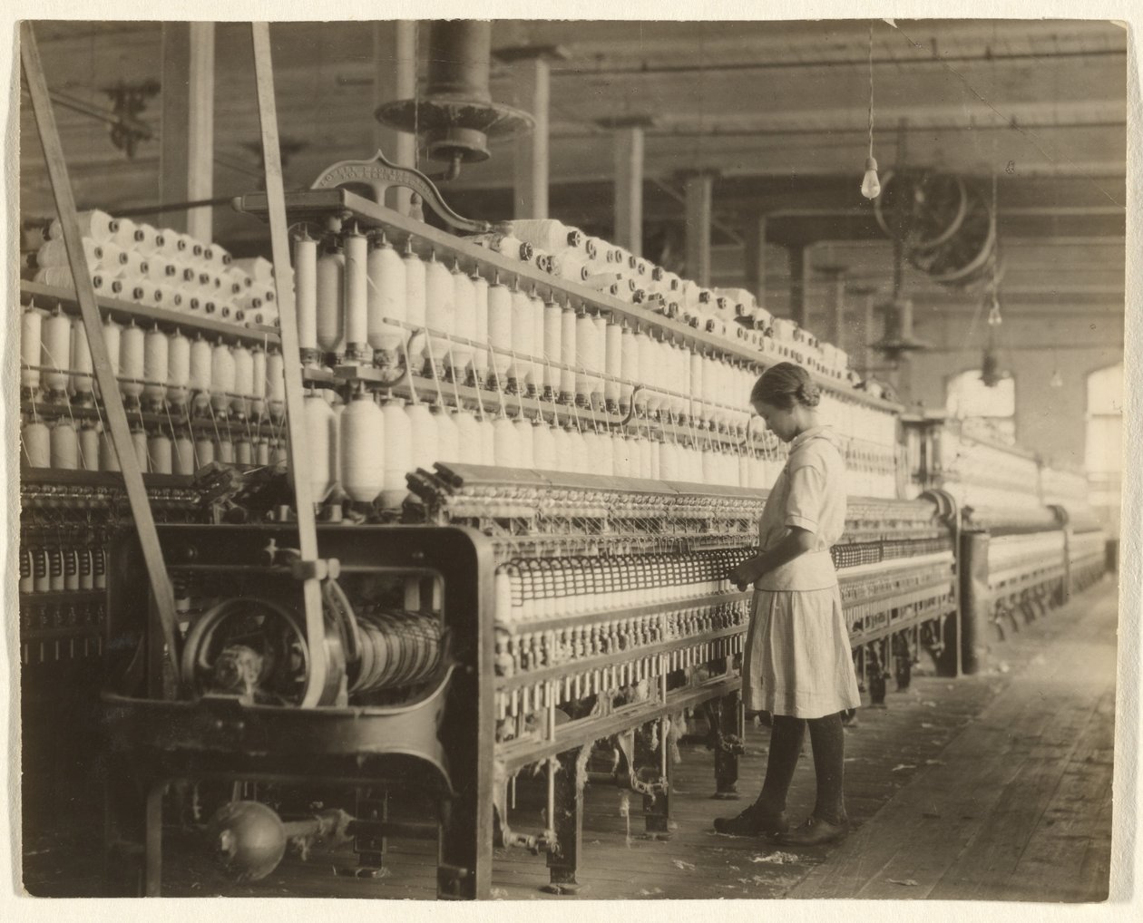 [Czternastoletnia prządka, przędzalnia bawełny w dolinie Brazos, zachodni Teksas]. autorstwa Lewis W. Hine