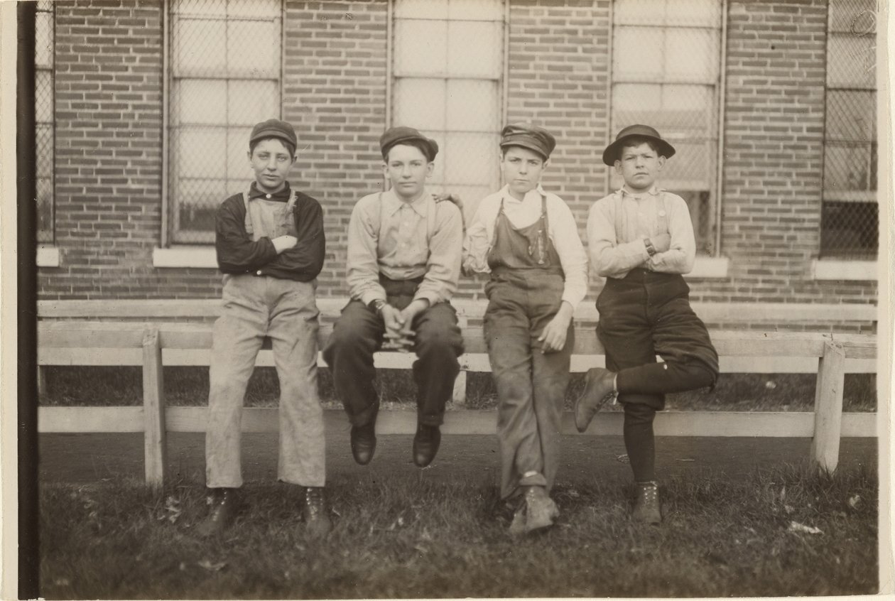 [Grupa chłopców pracujących w fabryce obuwia Brown, Moberly, Missouri]. autorstwa Lewis W. Hine