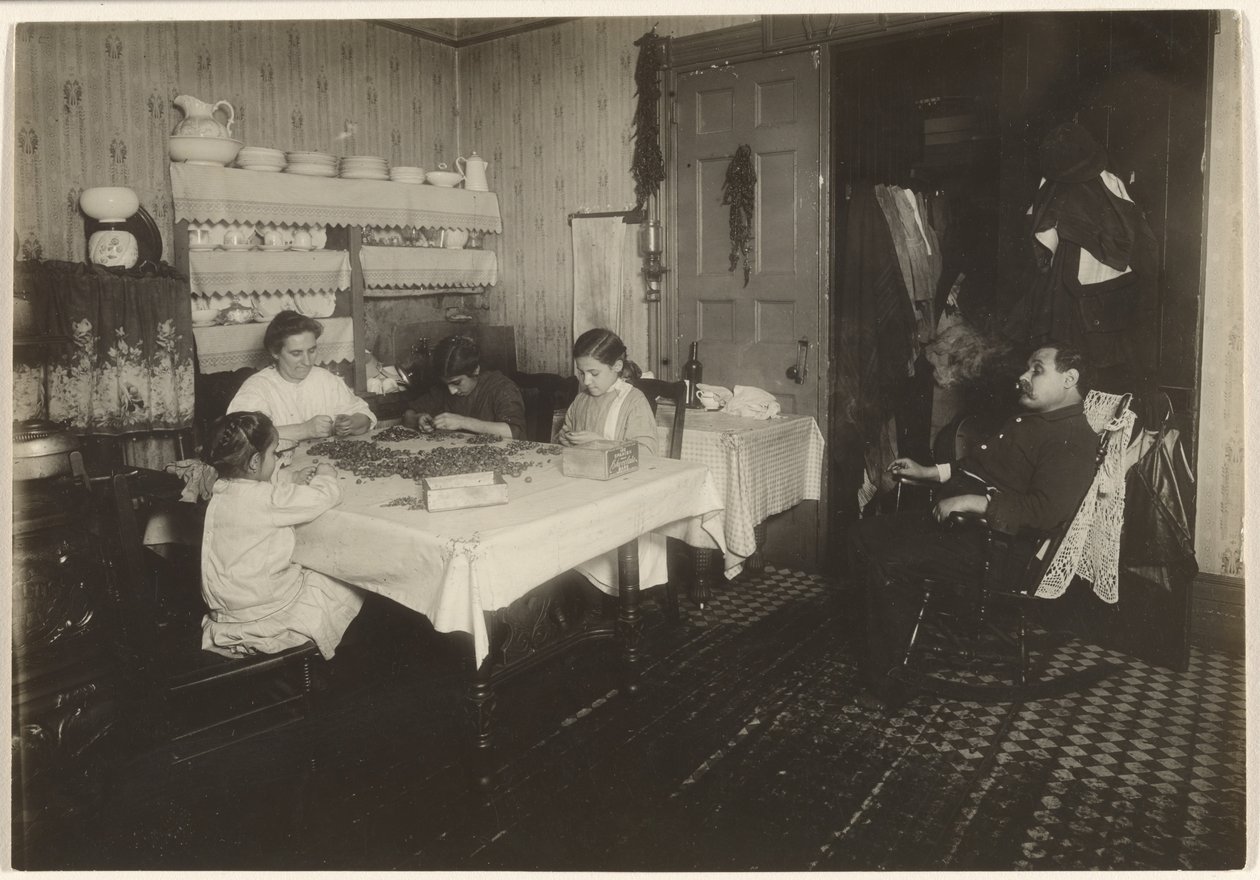 Pracownicy domowi - Cracking Nuts, Nowy Jork autorstwa Lewis W. Hine