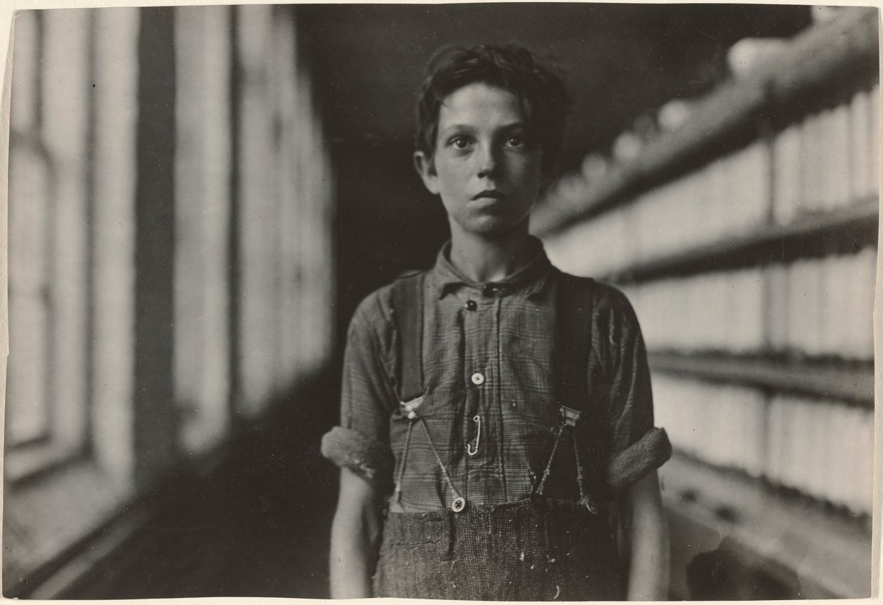 Jo Bodeon, "back-roper" w pomieszczeniu dla mułów. Chase Cotton Mill, Burlington, Vermont autorstwa Lewis W. Hine