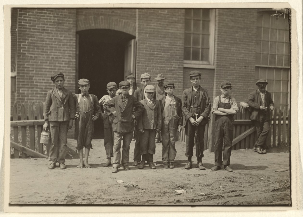 [Robotnicy poza młynem, Massachusetts]. autorstwa Lewis W. Hine