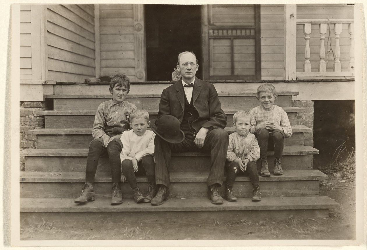 [Pan Smith, nadzorca w Wylie Mill, z czwórką dzieci, Chester, Karolina Południowa]. autorstwa Lewis W. Hine
