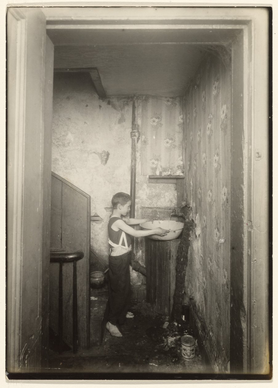 Jeden króciec na całe piętro kamienicy, N.Y. autorstwa Lewis W. Hine