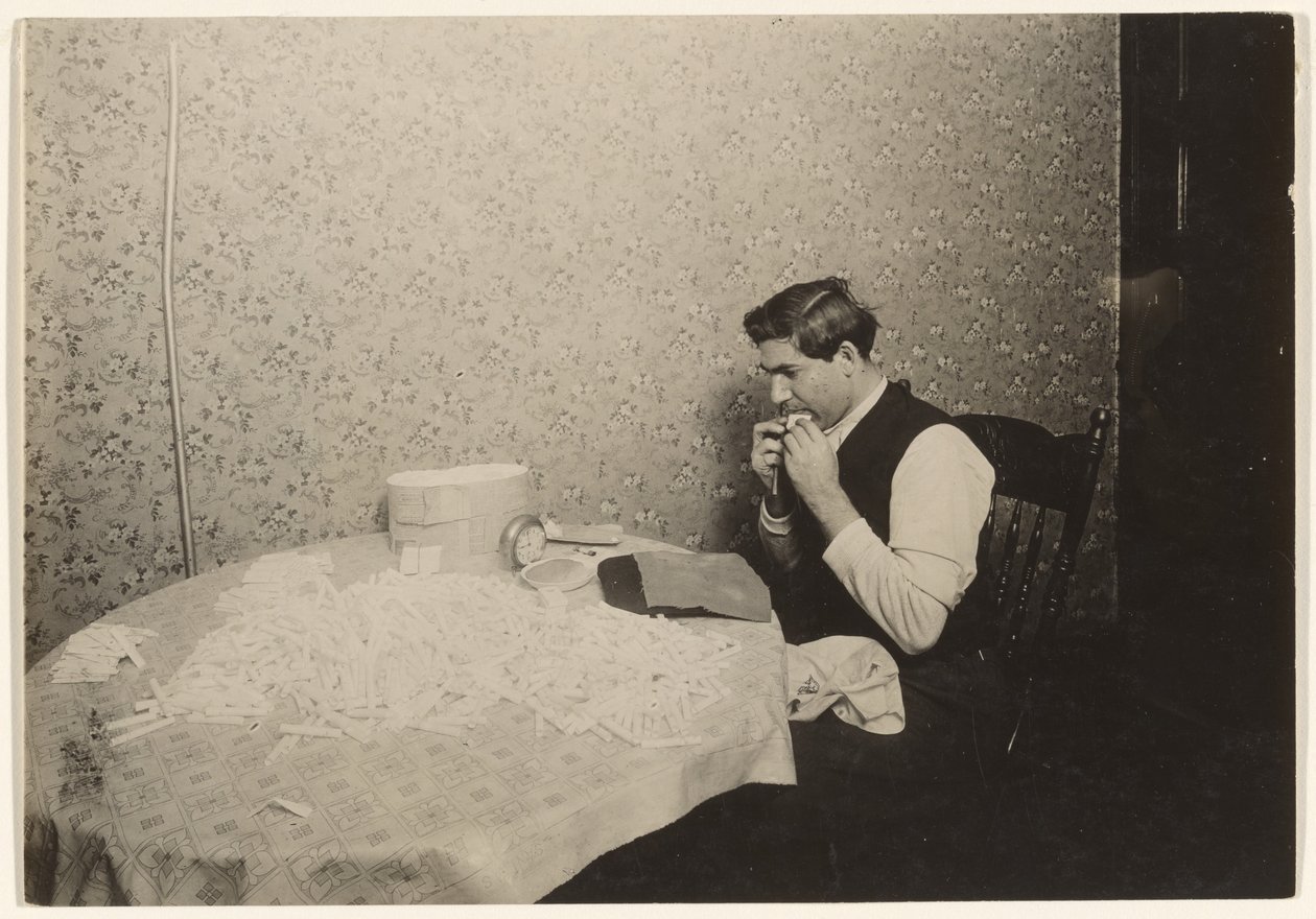 Zwijanie papierosów w N.Y. Tenement/[Praca domowa] autorstwa Lewis W. Hine