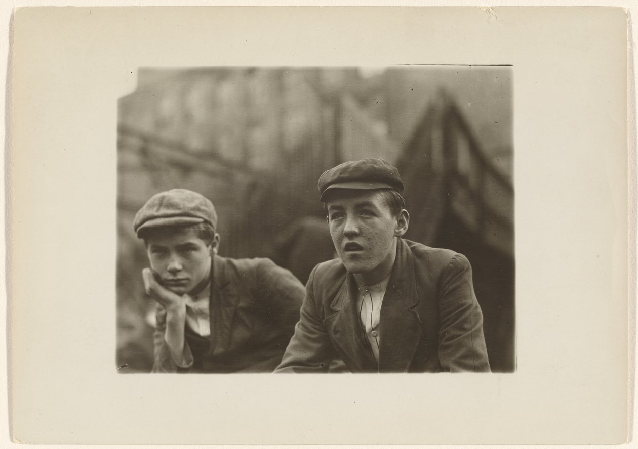 Dwóch chłopców w płaszczach i czapkach, New Jersey autorstwa Lewis W. Hine