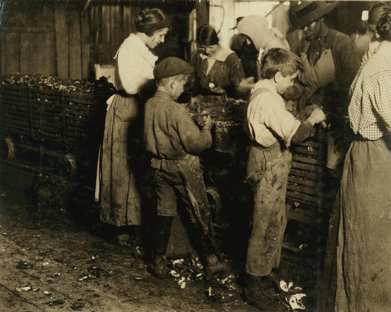 10-letni Jimmie, który opróżniał 3 lata (6 doniczek dziennie) z 11-letnim chłopcem, który opróżniał 7 doniczek w Varn und Platt Canning Co., Bluffton, Karolina Południowa, 1913 autorstwa Lewis Wickes Hine