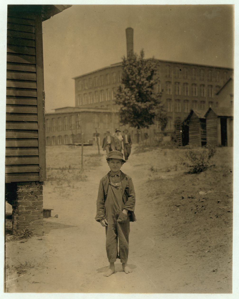 12-letni Eddie Norton, zarabia około 40 centów dziennie jako zamiatacz w Saxon Mill, Spartanburg, Karolina Północna, 1912 autorstwa Lewis Wickes Hine