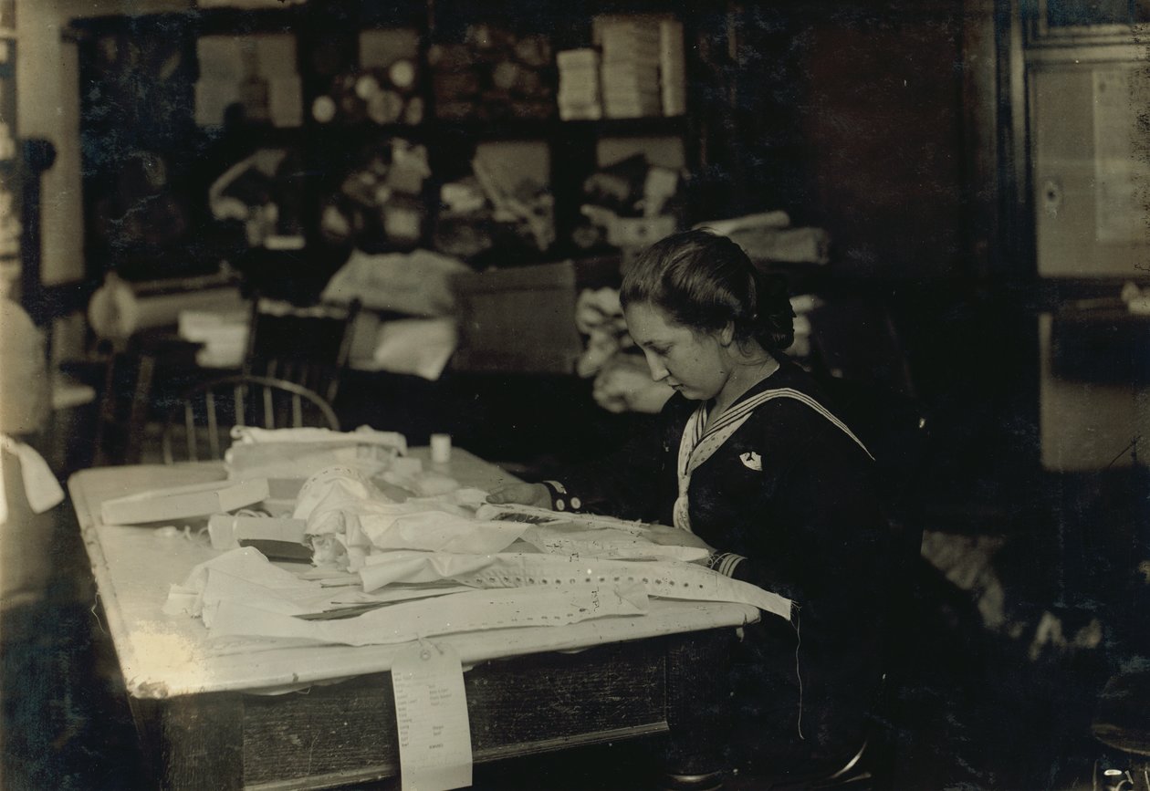 15-letnia Marie Vancanvenberg pracująca nad gorsetami dla Madam Claff przy 420 Boylston Street w Bostonie, Massachusetts. autorstwa Lewis Wickes Hine