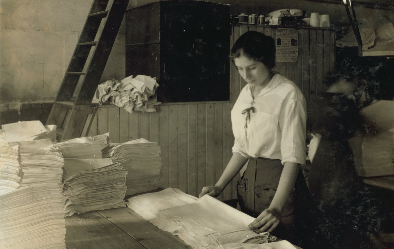 15-letnia dziewczyna składająca ręczniki w pralni Bonanno, Boston, Massachusetts autorstwa Lewis Wickes Hine