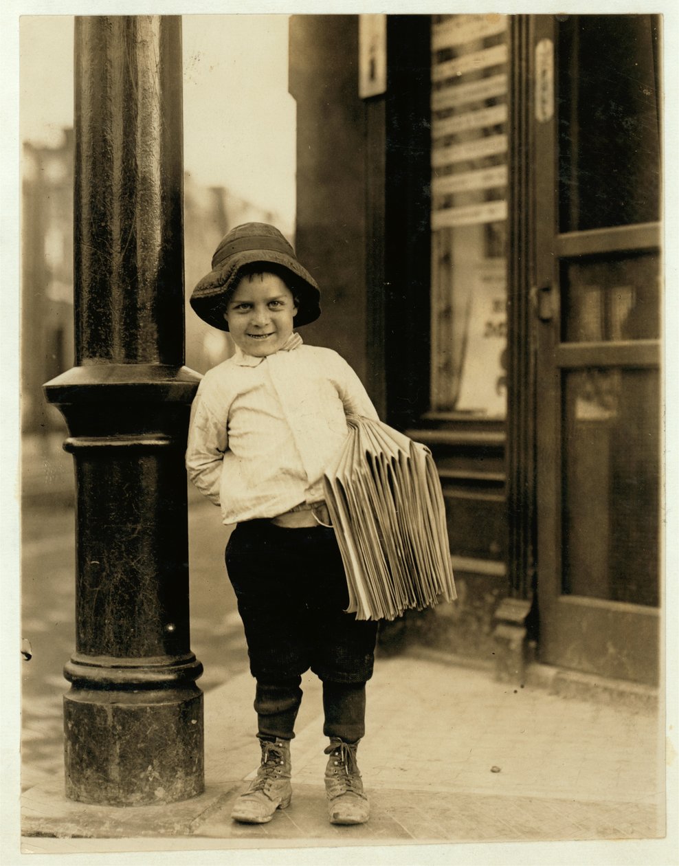 6-letni gazeciarz, znany jako Little Fattie i mający tylko metr i cztery cale wzrostu, pracuje od roku w St. Louis w stanie Missouri, 1910 autorstwa Lewis Wickes Hine
