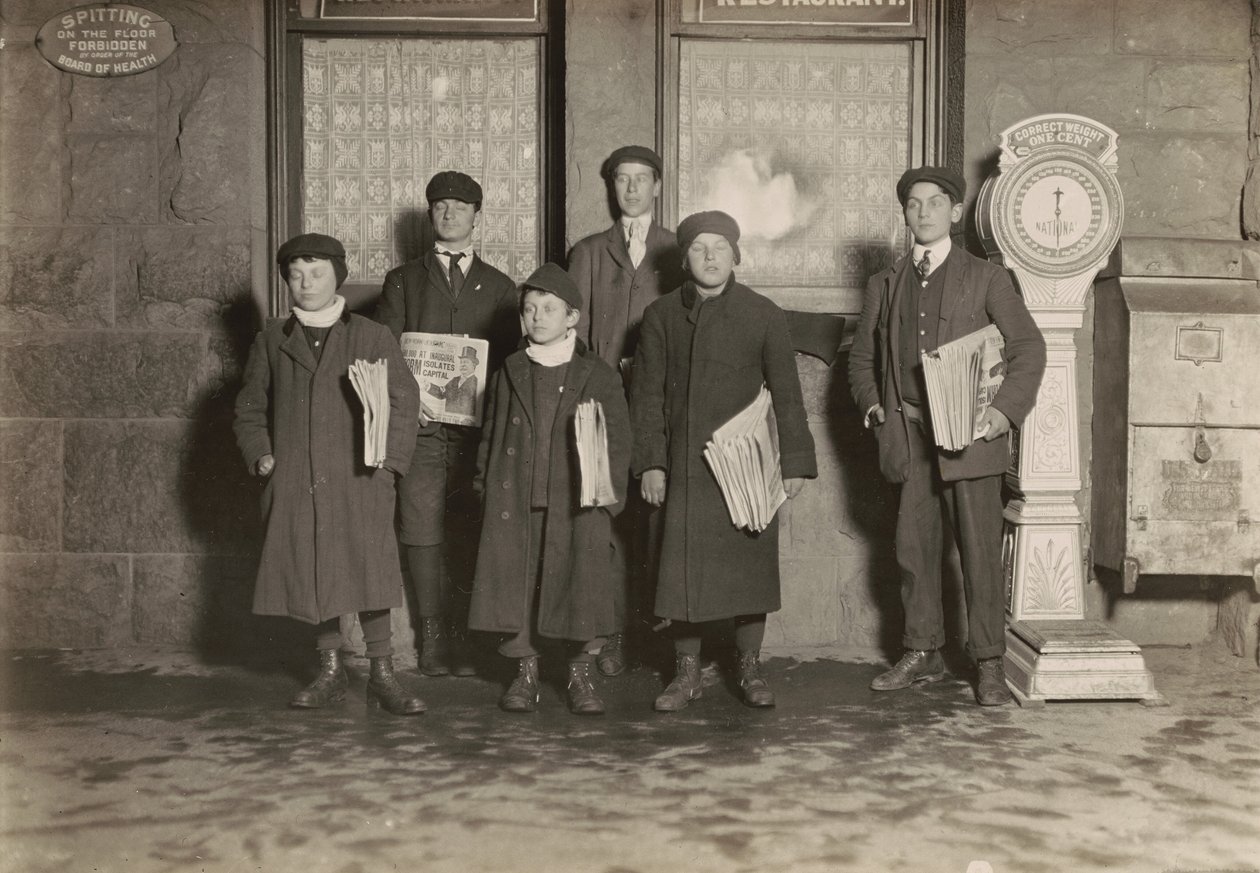 8:30 Grupa gazeciarzy sprzedających w zajezdni, Hartford, Connecticut. Najmniejszy chłopiec ma 11 lat, marzec 1909 (zdjęcie) autorstwa Lewis Wickes Hine