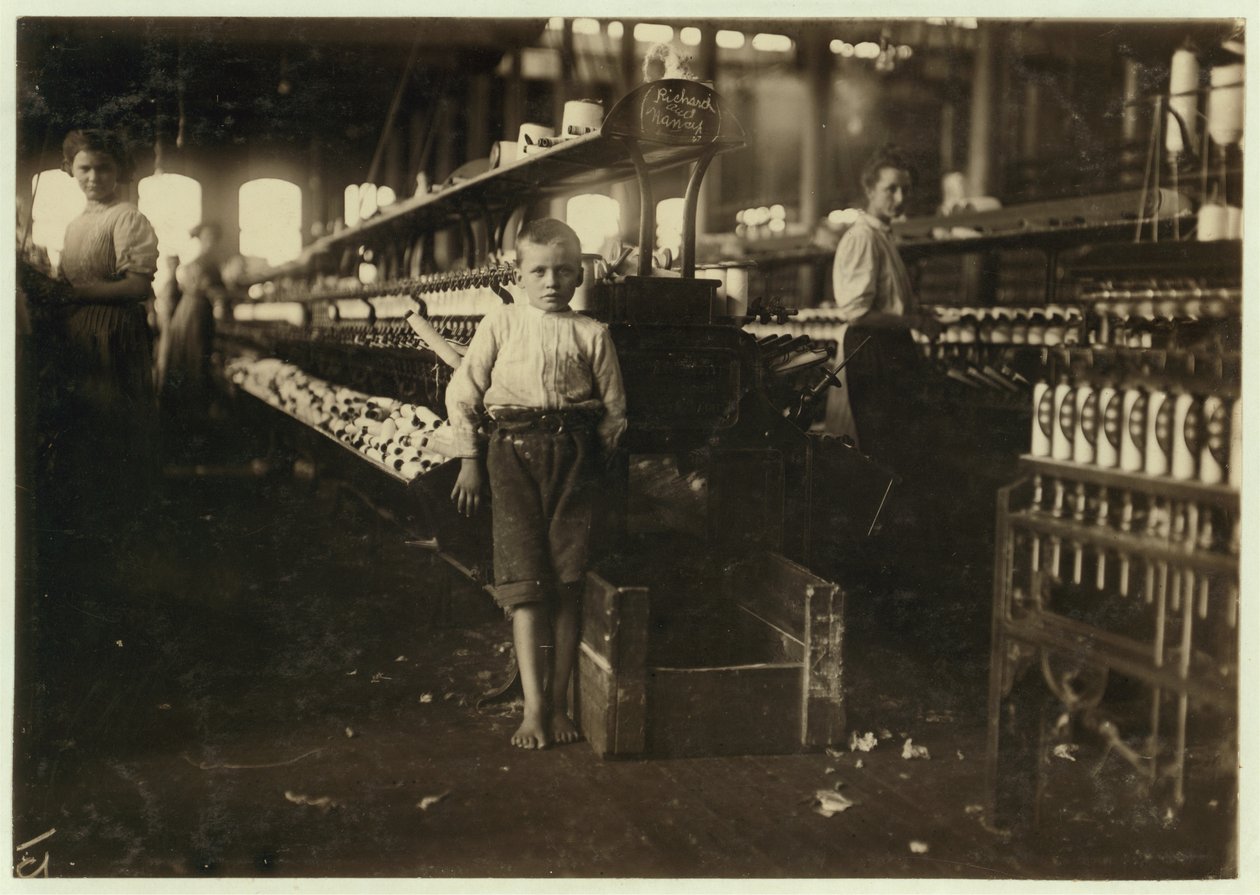 Ośmioletni Leo, mający tylko 4 stopy wzrostu, podnosi szpulki za 15 centów dziennie w Elk Cotton Mills, Fayetteville, Tennessee, 1910 autorstwa Lewis Wickes Hine