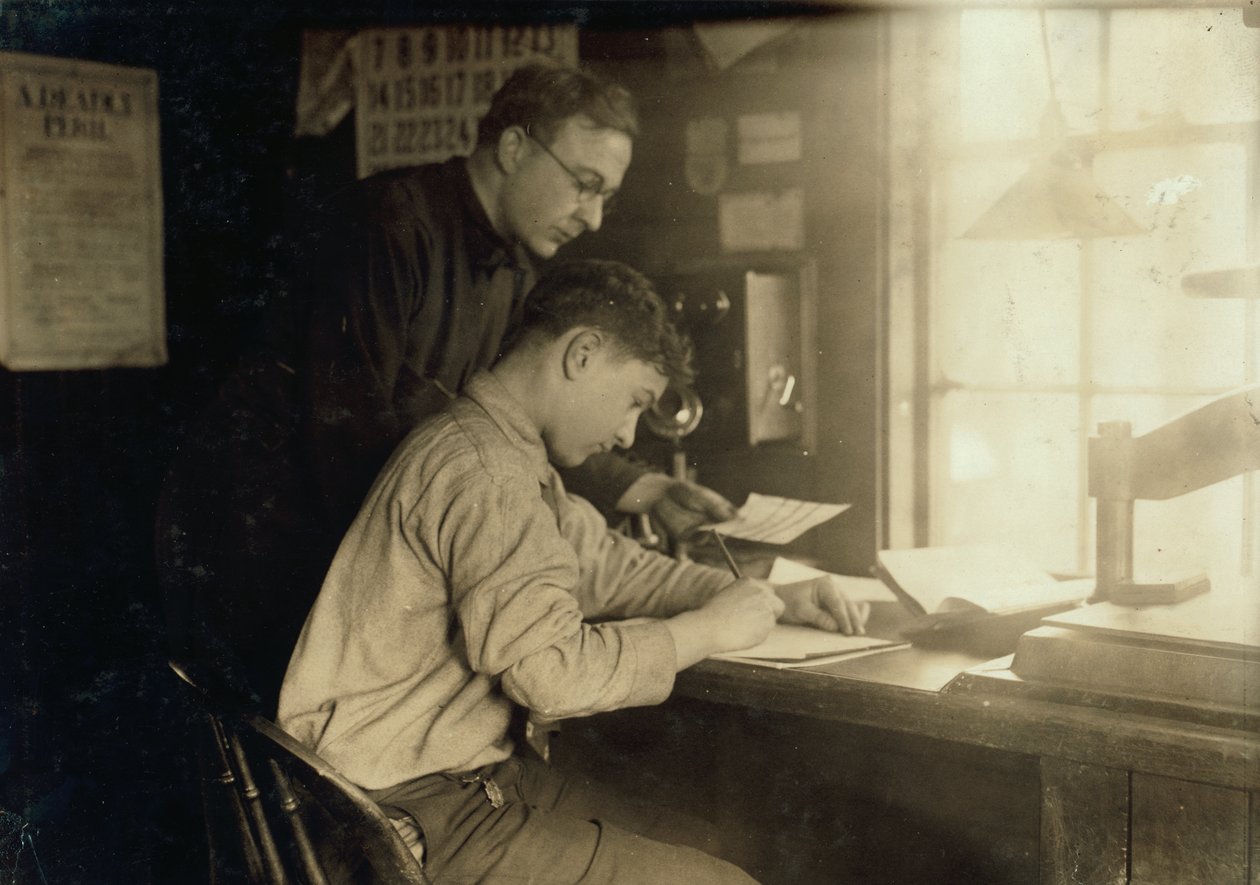 15-letni chłopiec pracujący w biurze New York, New Haven and Hartford Railroad w Bostonie, Massachusetts autorstwa Lewis Wickes Hine