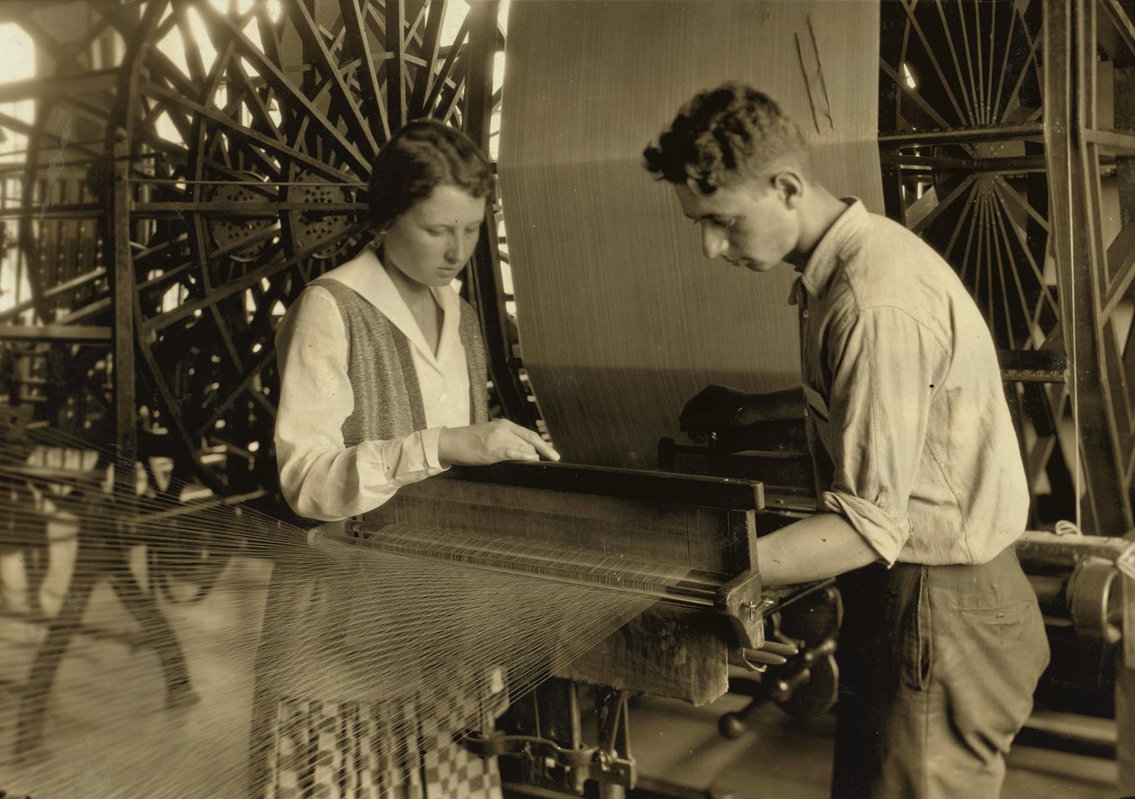 Chłopiec i dziewczynka pracujący przy krośnie w Cheney Silk Mills w South Manchester, Connecticut autorstwa Lewis Wickes Hine