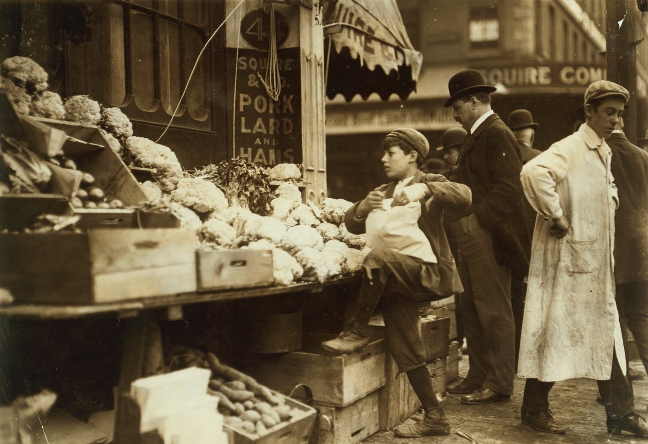 Chłopiec pracujący na stoisku z produktami w Bostonie, Massachusetts autorstwa Lewis Wickes Hine