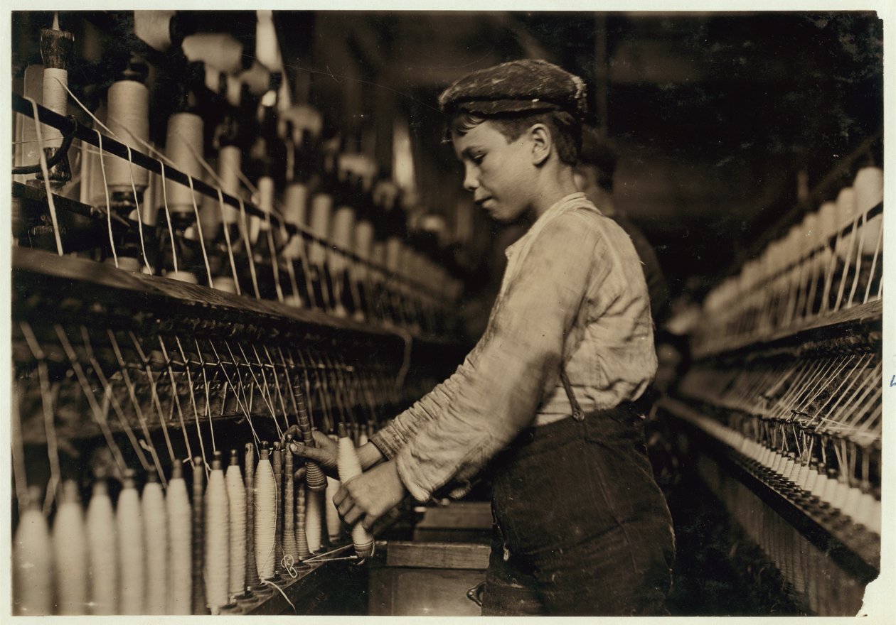 Doffer zastępuje pełne szpulki w Globe Cotton Mill, Augusta, Georgia, 1909 autorstwa Lewis Wickes Hine