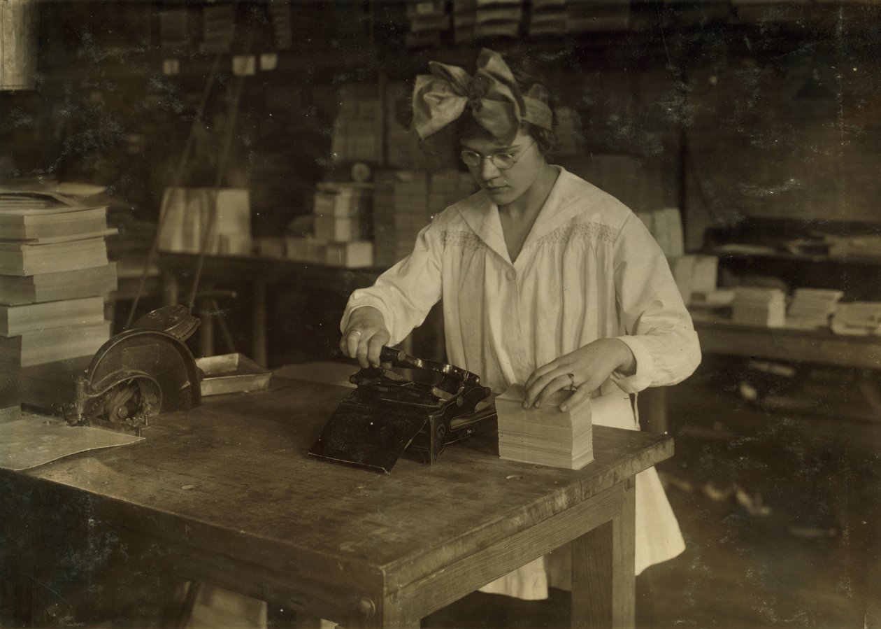 Dziewczyna stemplująca etykiety w Boston Index Card Co. przy 113 Purchase Street w Bostonie, Massachusetts autorstwa Lewis Wickes Hine