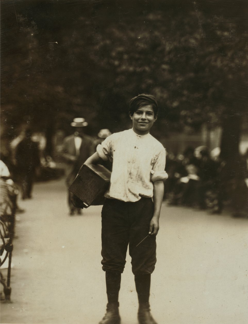Młody pucybut pracujący na Union Square w Nowym Jorku autorstwa Lewis Wickes Hine