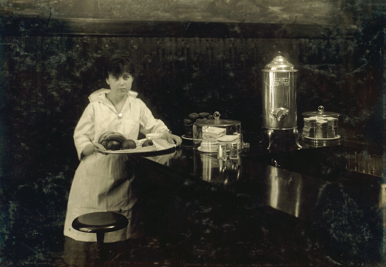 Młoda kelnerka, Delia Kane autorstwa Lewis Wickes Hine
