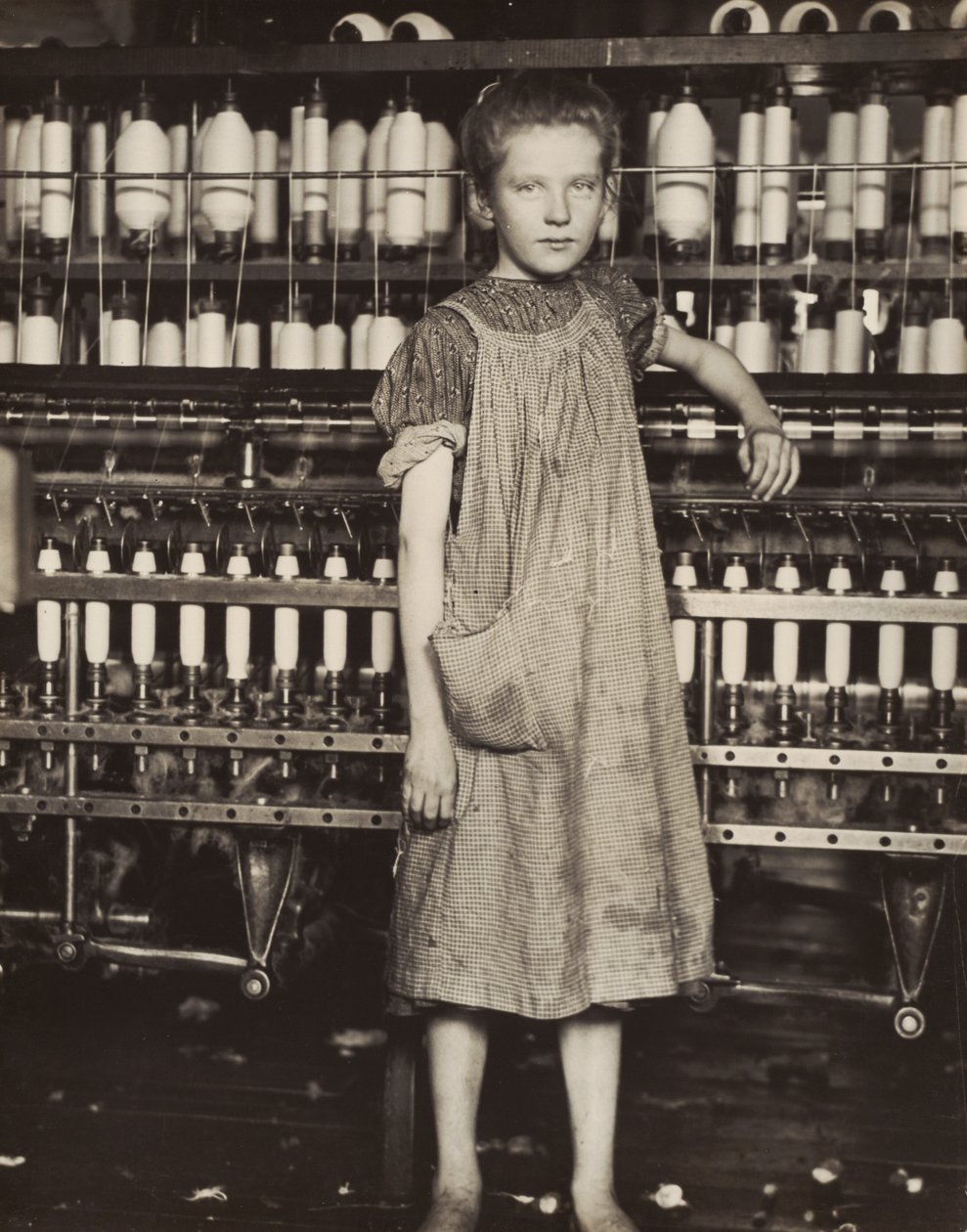 Addie Card, 12 lat. Przędzarka w przędzalni bawełny, North Pownal, Vermont, 1910. autorstwa Lewis Wickes Hine