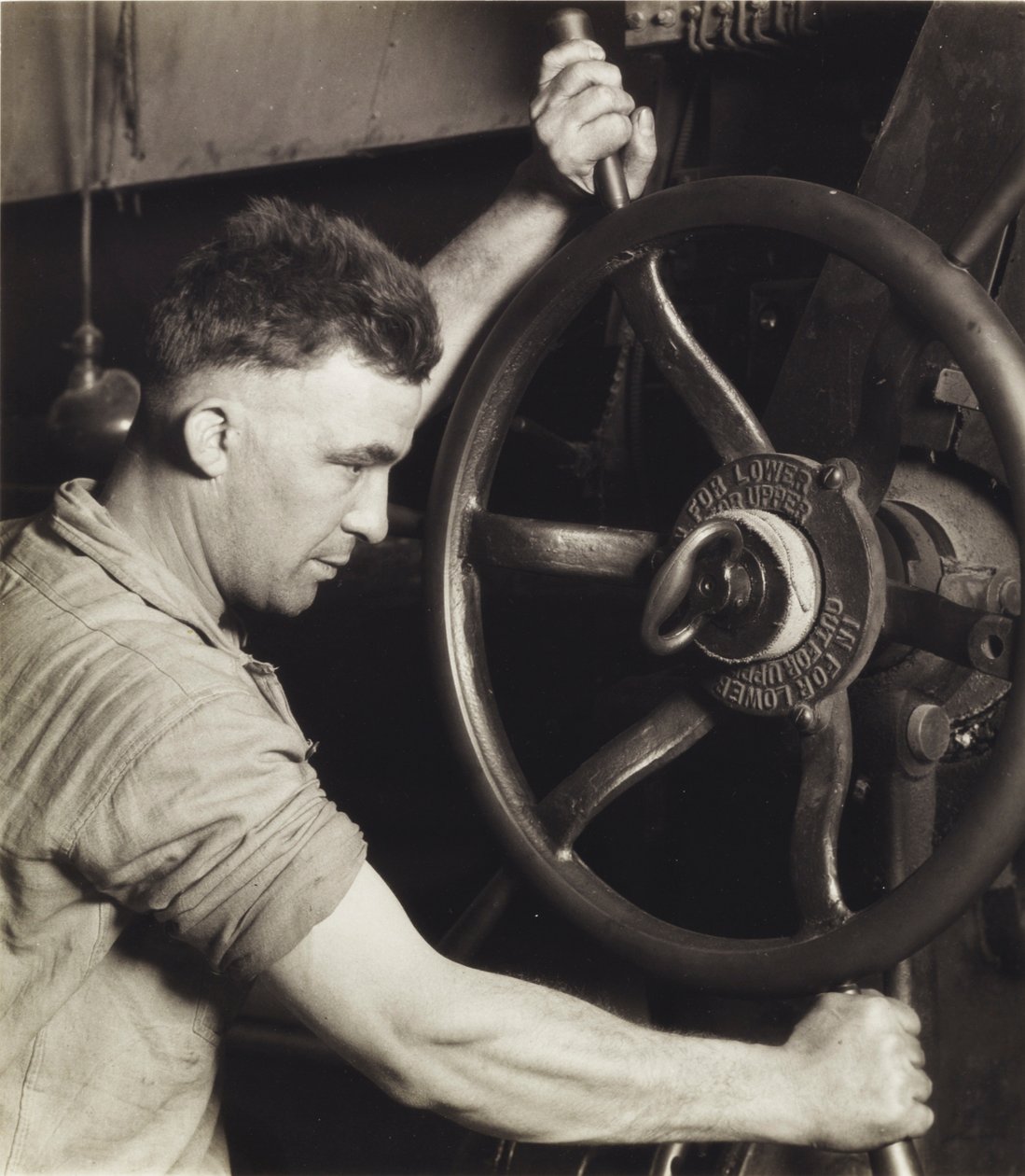 Wzornictwo przemysłowe: Pennsylvania Rubber Co. za kierownicą wielkiego kalendarza - Produkcja opon samochodowych, lata 20., wydrukowane w latach 30. XX wieku autorstwa Lewis Wickes Hine
