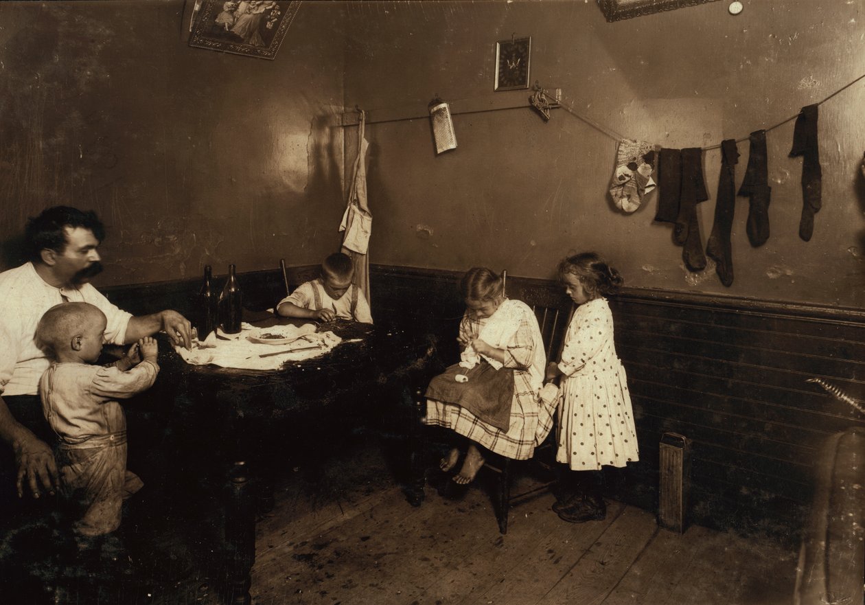 Annie Fedele pracuje na szydełku w kuchni swojej kamienicy w Sommerville, Massachusetts autorstwa Lewis Wickes Hine
