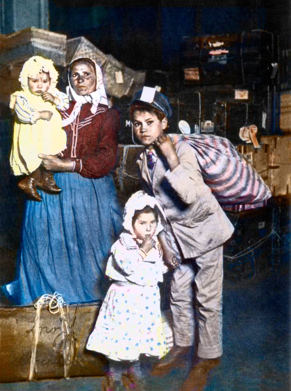 Przybycie rodziny włoskich imigrantów na Ellis Island (Nowy Jork) w Stanach Zjednoczonych w 1905 roku. autorstwa Lewis Wickes Hine