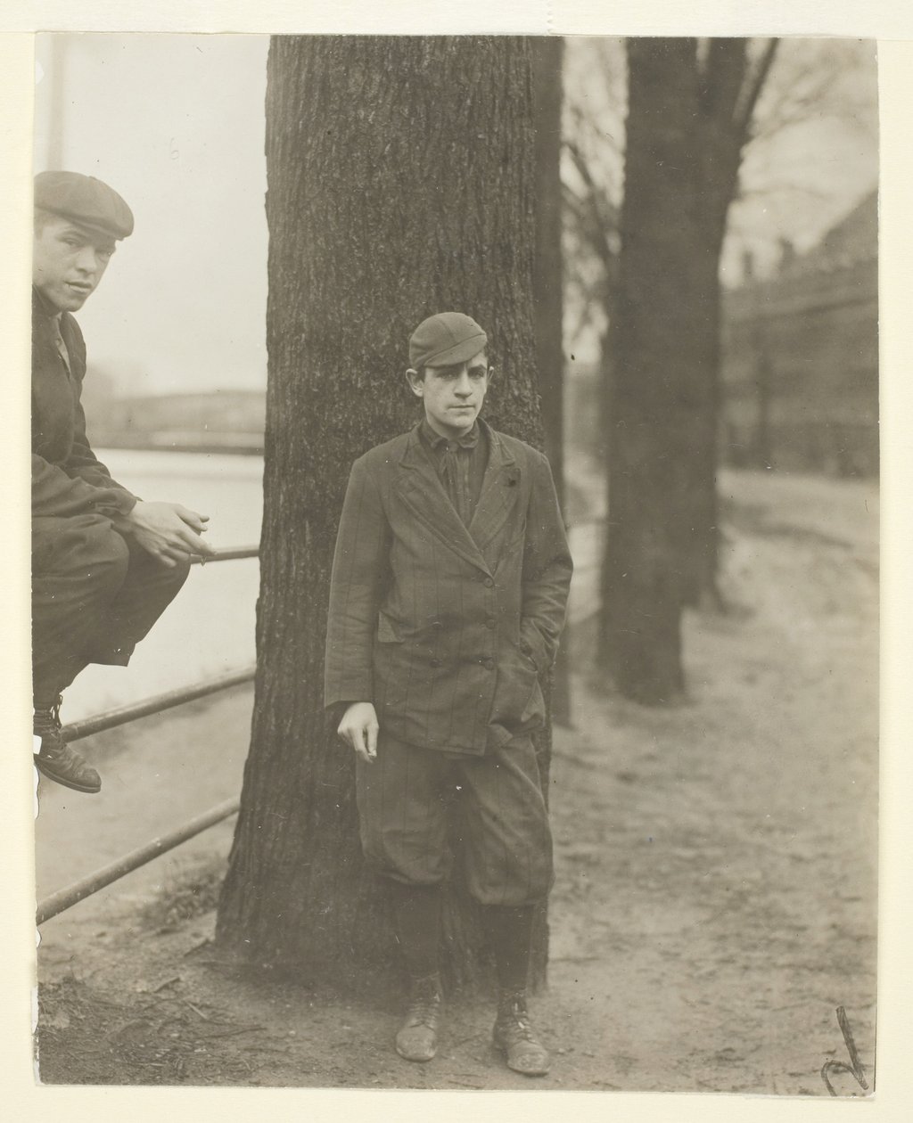 Chłopiec z wybielaczem, Leon Halcourt, 16 lat, Lawrence, Massachusetts autorstwa Lewis Wickes Hine