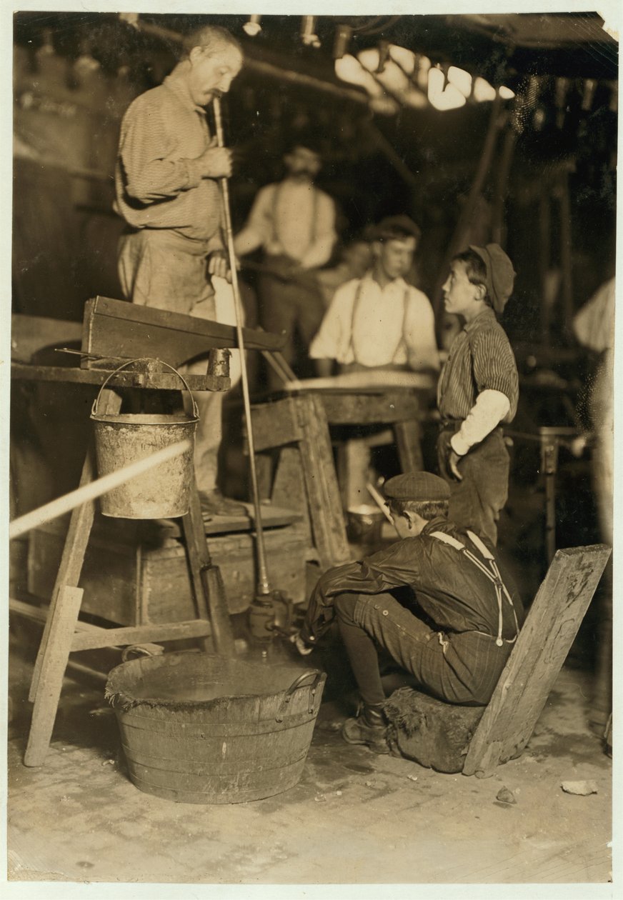 Dmuchawa i pleśń w Seneca Glass Works, Morgantown, West Virginia, 1908 autorstwa Lewis Wickes Hine