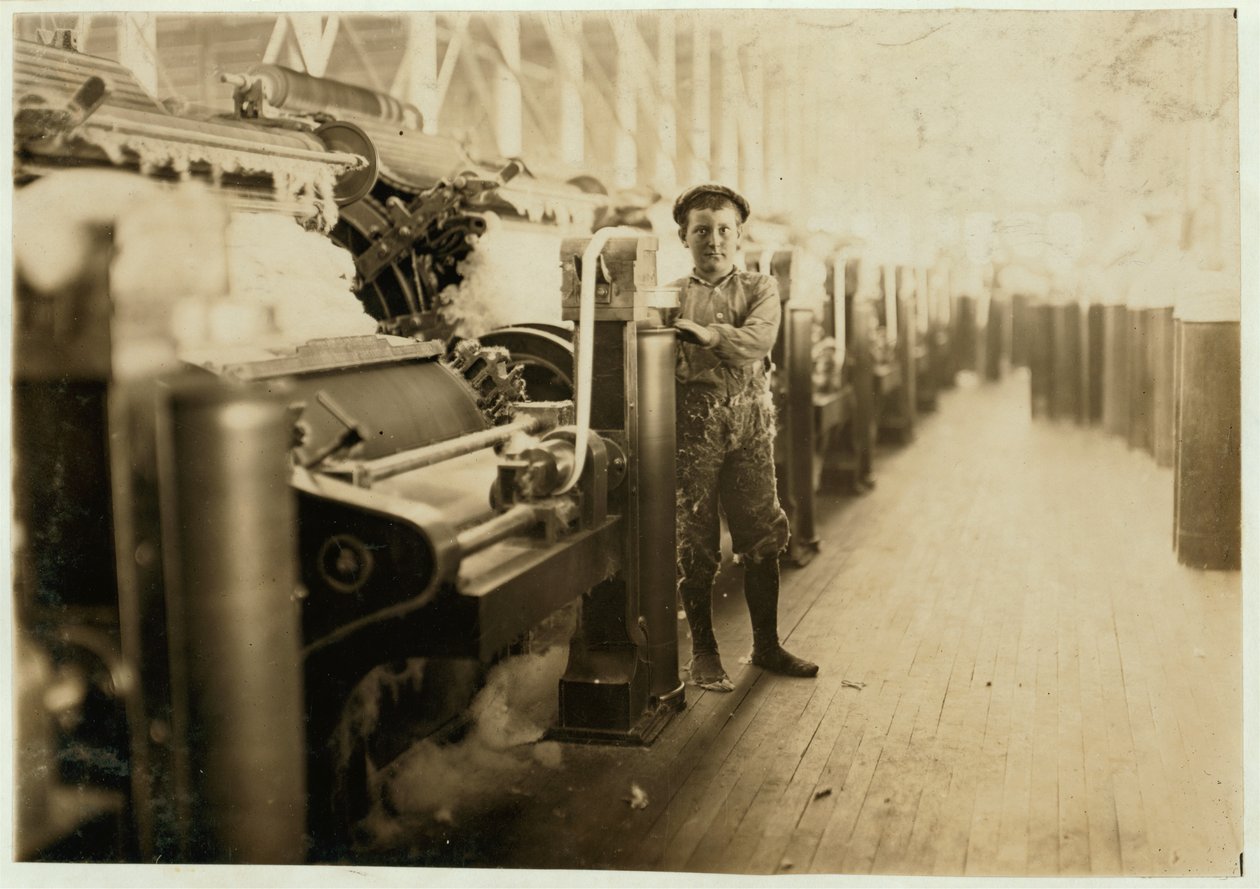 Chłopiec zamiatający przy maszynach zgrzeblarskich w Lincoln Cotton Mills, Evansville, Indiana w pończochach na śliskiej podłodze, 1908 r. autorstwa Lewis Wickes Hine