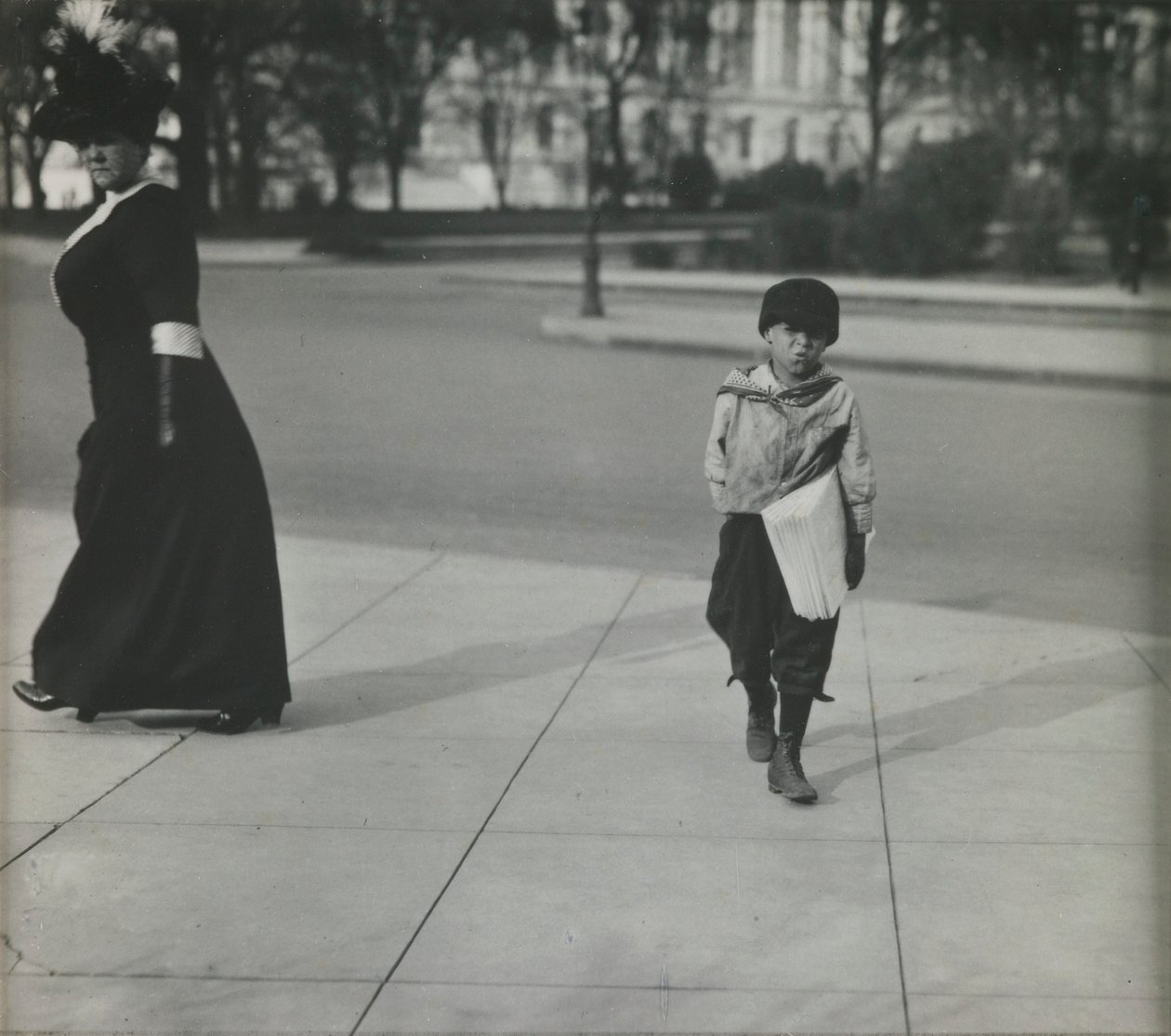 Chłopiec z gazetą, Waszyngton, D.C. autorstwa Lewis Wickes Hine