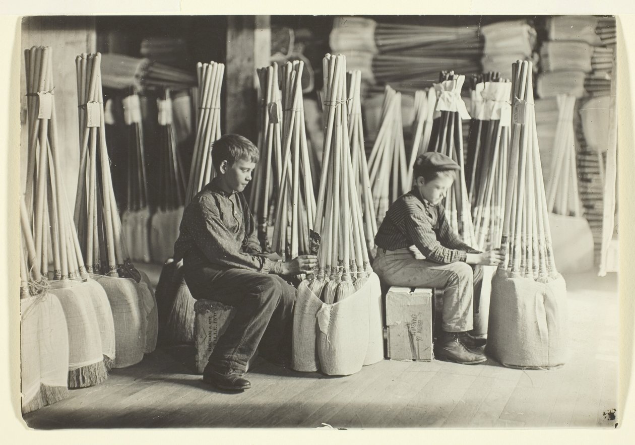 Chłopcy w pakowalni, Brown Mfg. Company, Evansville, Ind. autorstwa Lewis Wickes Hine