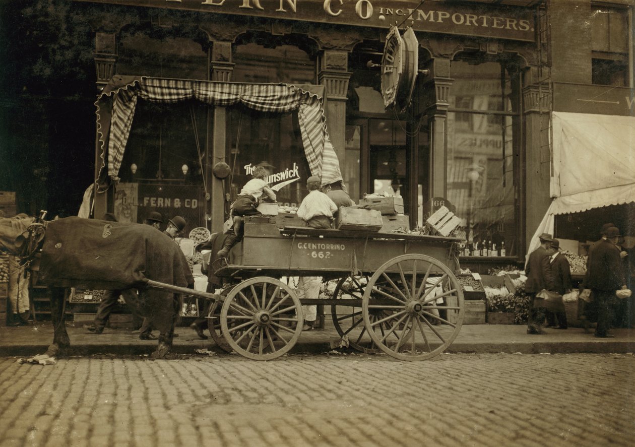 Chłopcy sprzedający warzywa na targu w Bostonie, Massachusetts autorstwa Lewis Wickes Hine