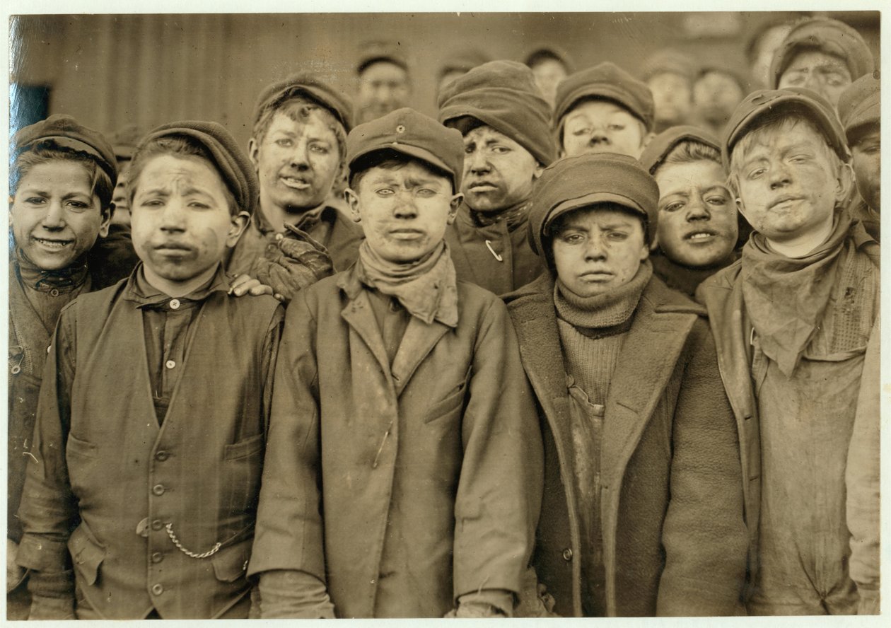 Chłopcy z łamaczy (którzy sortują węgiel ręcznie) w Hughestown Borough Coal Co. Pittston, Pensylwania, 1911 autorstwa Lewis Wickes Hine