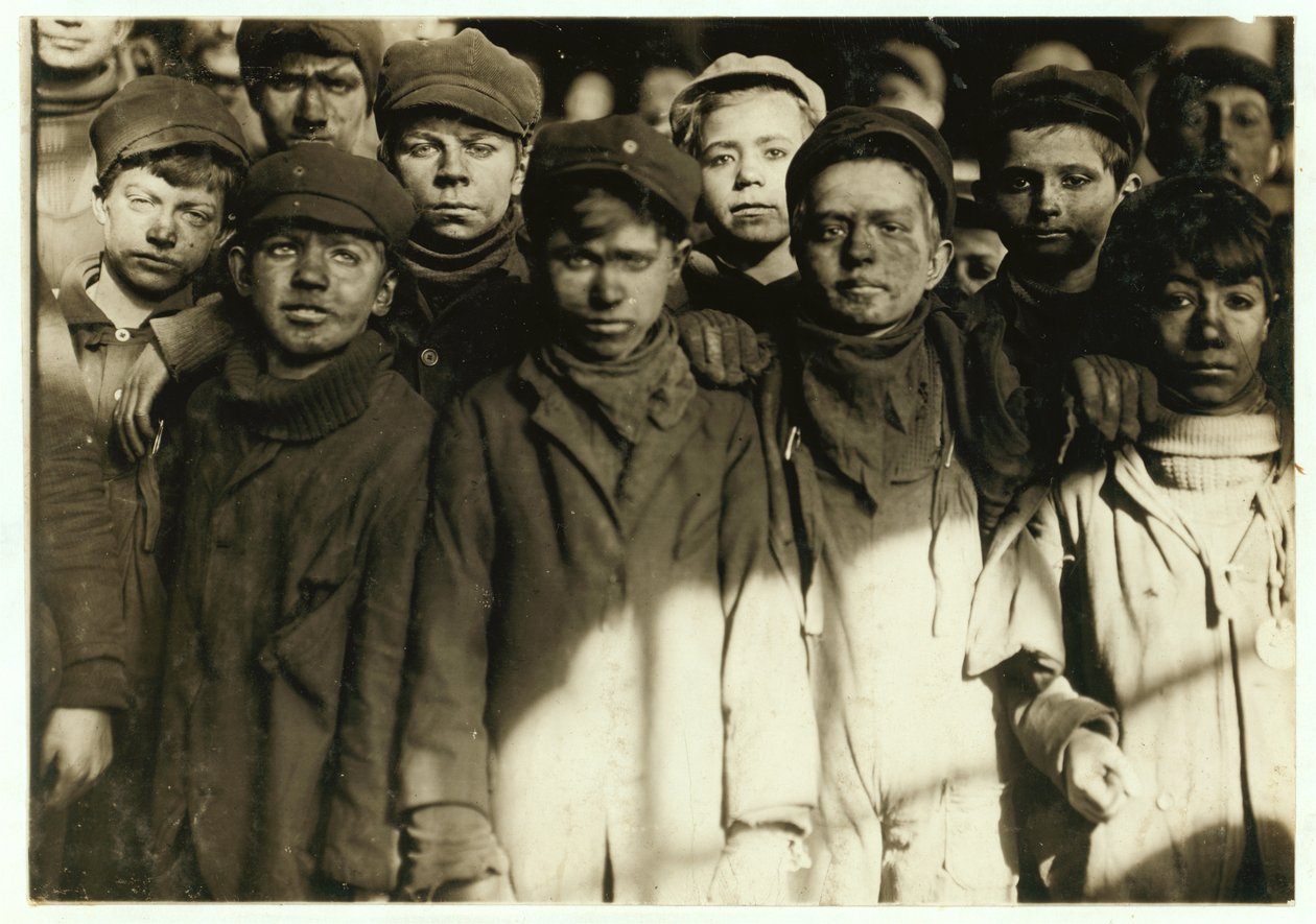 Chłopcy z łamaczy (którzy sortują węgiel ręcznie) w Hughestown Borough Coal Co. Pittston, Pensylwania, 1911 autorstwa Lewis Wickes Hine