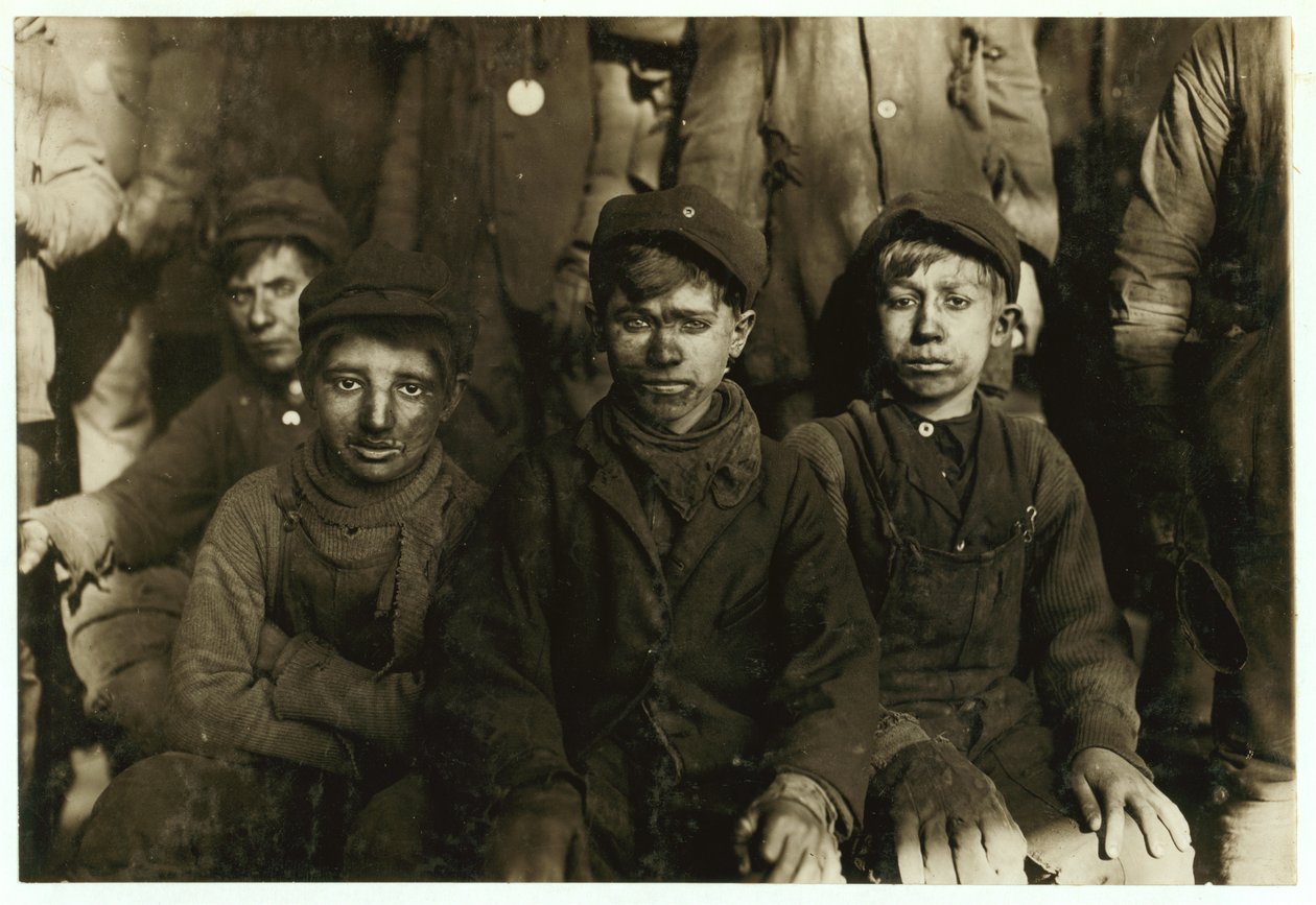 Chłopcy od łamania (którzy ręcznie sortują węgiel) w Hughestown Borough Coal Coal. Pittston, Pennsylvania, 1911 r. autorstwa Lewis Wickes Hine