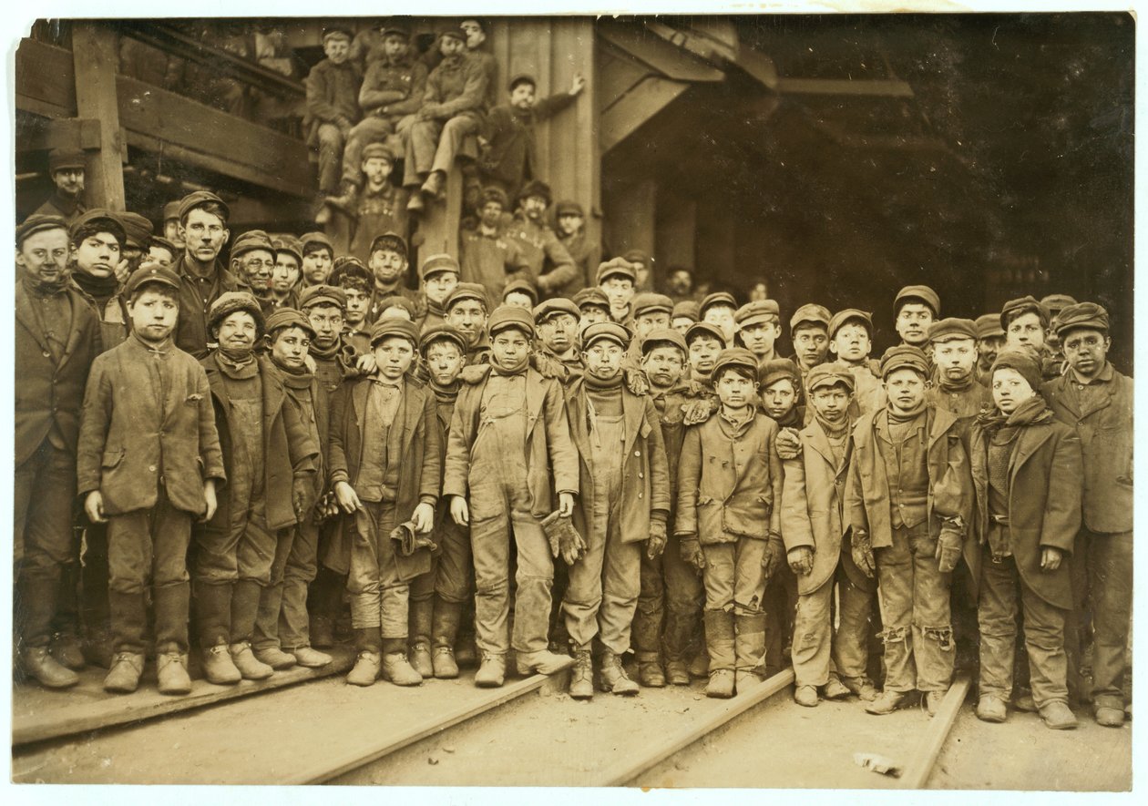 Chłopcy sortujący węgiel ręcznie w Ewen Breaker of Pennsylvania Coal Co, South Pittston, Pennsylvania, 1911 r. autorstwa Lewis Wickes Hine