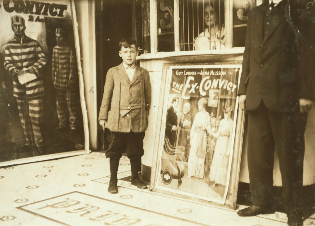 Brown McDowell 12-letni woźny w Princess Theatre autorstwa Lewis Wickes Hine