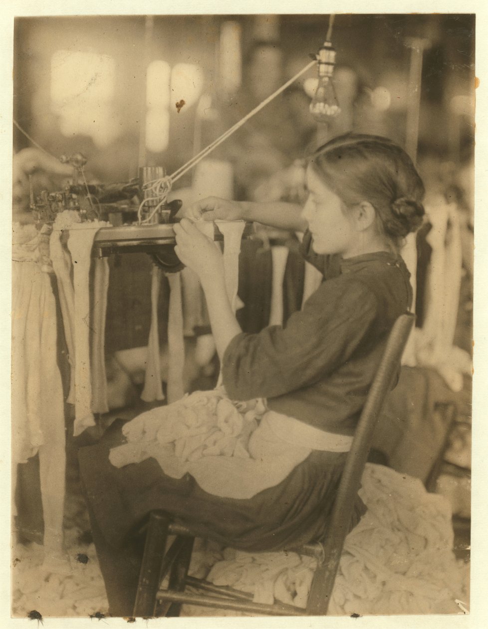 Cherokee Hosiery Mill, Rzym, Georgia, zatrudniający tokarzy i chwytaczy w wieku 8 i 9 lat, 1913 r autorstwa Lewis Wickes Hine